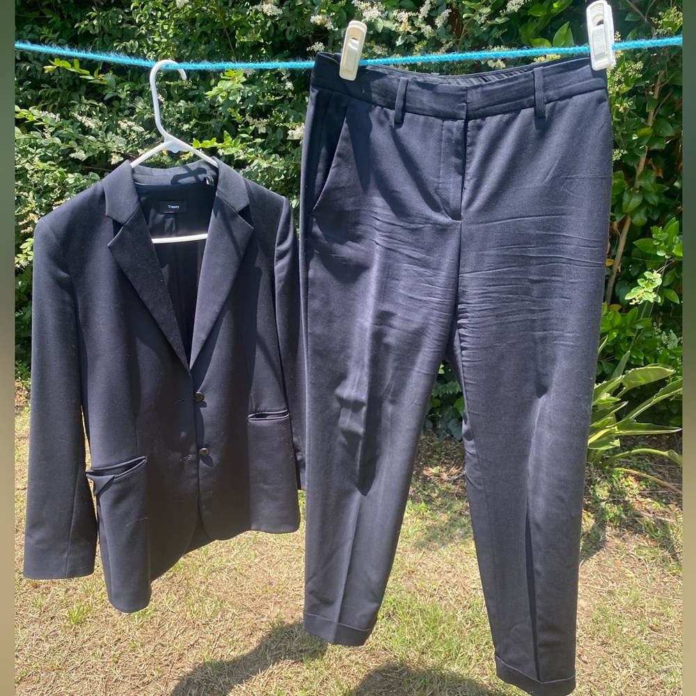 Theory women’s wool suit in navy size 2-4